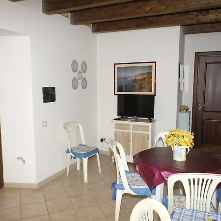 La Vecchia Montagna לינה וארוחת בוקר Nebida